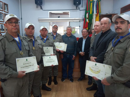 Câmara homenageia soldados que prenderam assaltantes no interior de Piratini
