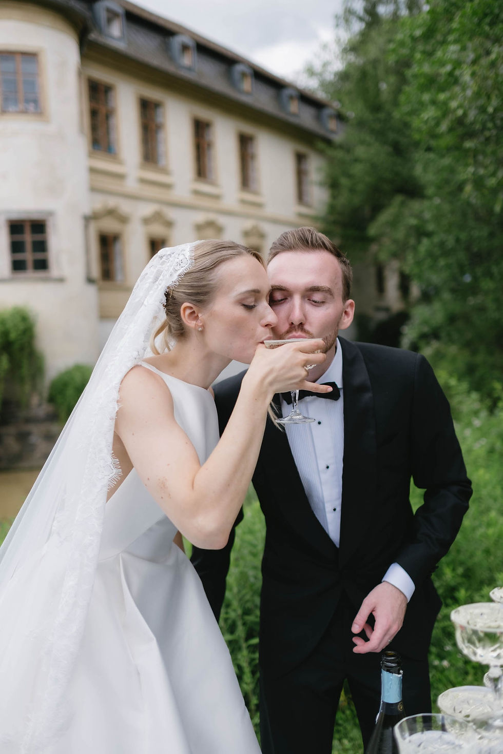 Novomanželé společně ochutnávají prosecco
