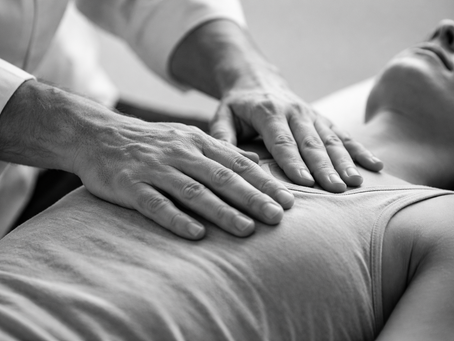 Palpation douce du thorax par un chiropracteur illustrant le rôle des fascias dans la prise en charge des douleurs persistantes