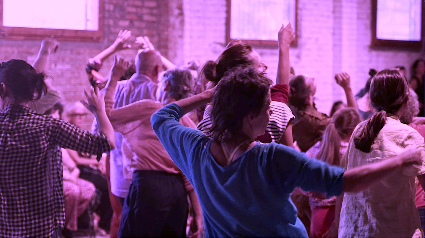 Performance di piazza "Go Wild For Life" con folla che danza