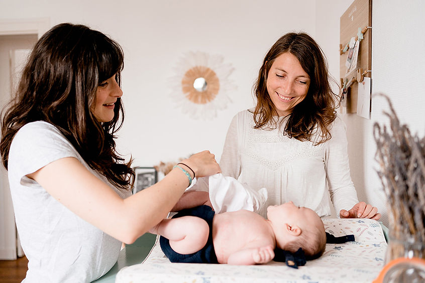 Une accompagnante postnatale apporte de l'aide en post-partum à une maman.
