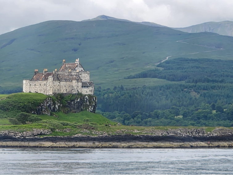 Durart castle with Dun da Ghaoithe in the background.