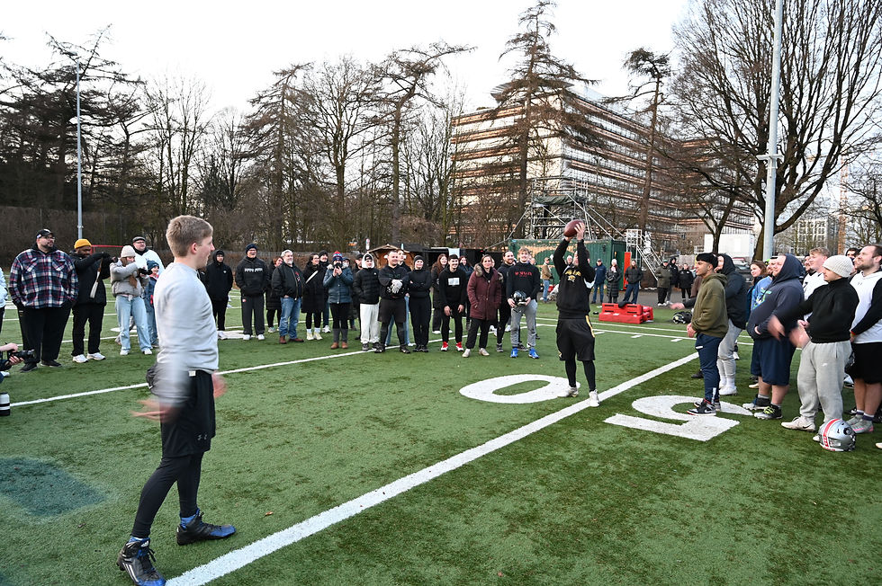 Spielfeld: Werfer im Vordergrund und Fänger im Hintergrund: Das war THE LAST CATCH - der letzte Fang des Jahres 2025