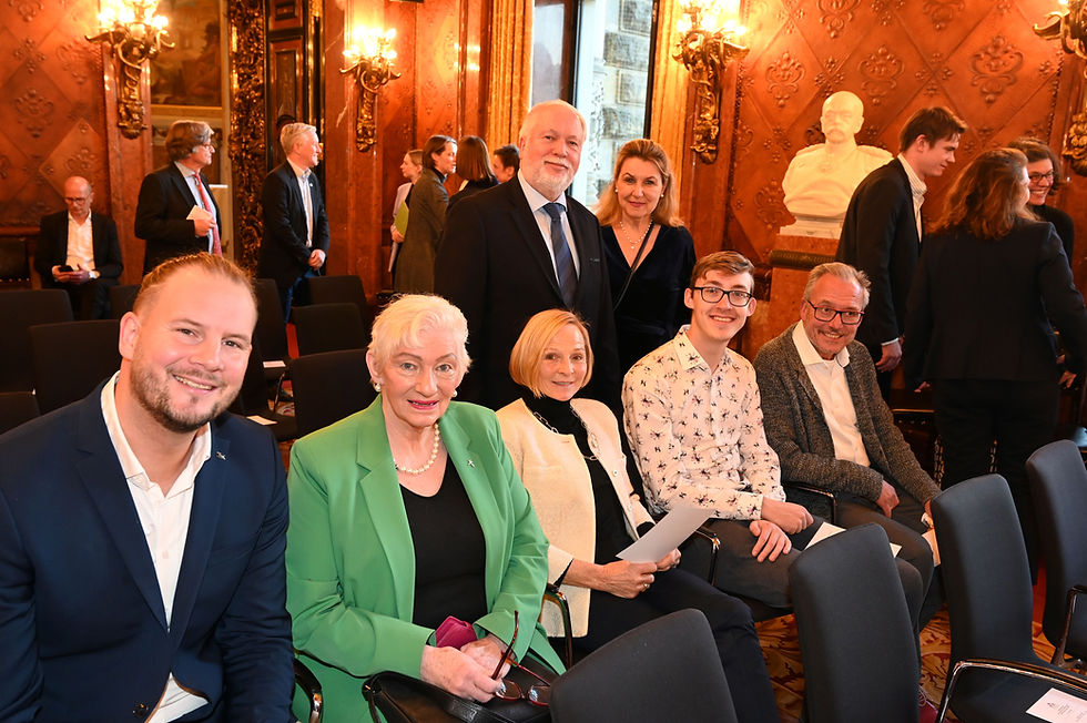 v.l.n.r. 1. Reihe: Thomas Jenckel, Leiter des Teams der Inklusiven Bewegungsinseln, Margit Budde-Cramer, Karin Nentwig, Julian Straub, Andreas Wolff, dahinter: Andreas Klitsch, Vorsitzender BRÜCKEN FÜR KINDER e.V., Alexandra Wandel, Vorstand ALL FOR ONE - Alle Menschen für eine Erde e.V: 