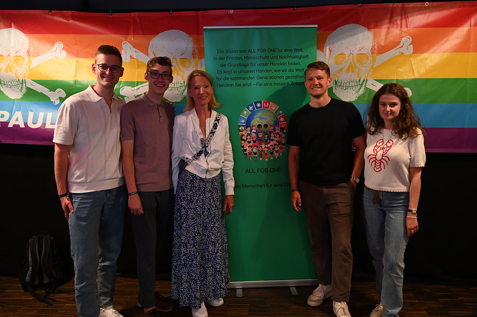 Gabriela Zeising (Mitte) mit den Vorständen von Circle Consulting, Pascale Banners, Julian Straub, Lasse Hildebrand und Mariia Vorobiova