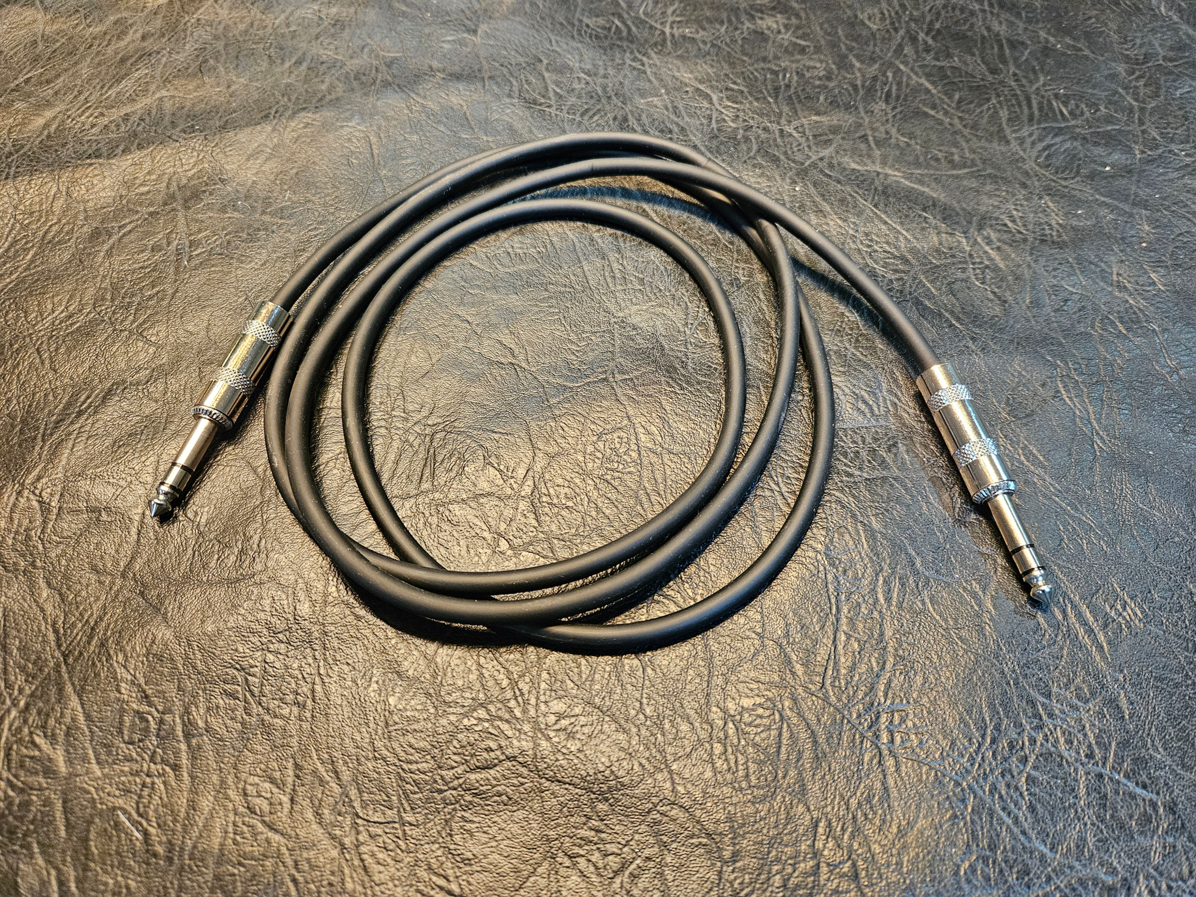 QTRS male to QTRS male cable, 2m