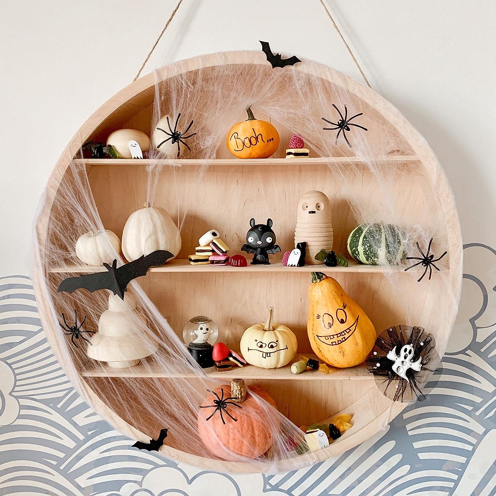 Halloween Deko in einem Regal