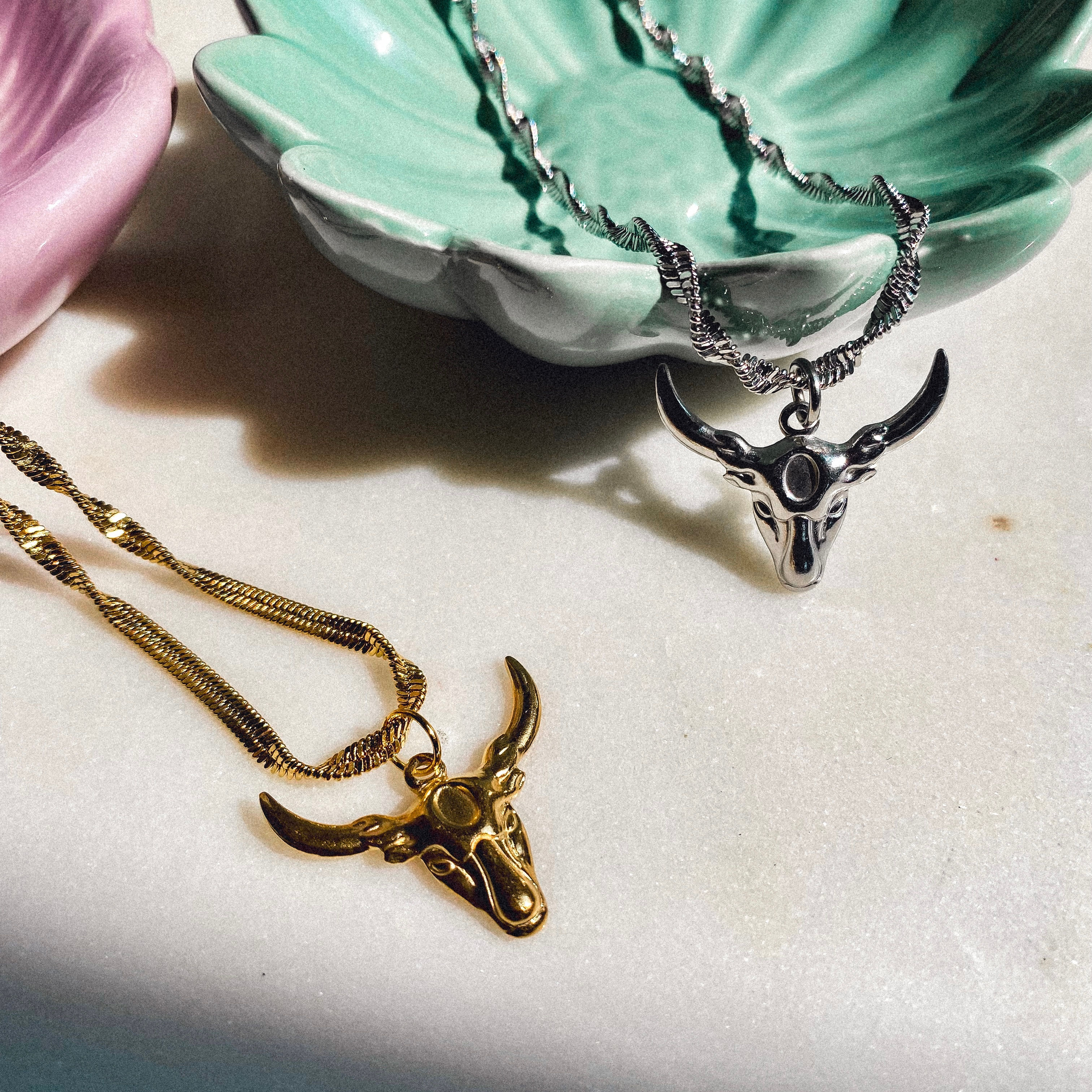 Collana acciaio inossidabile con ciondolo teschio di bufalo portafortuna