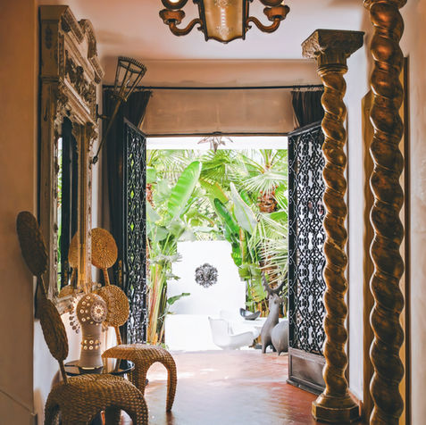 Collectible design furniture takes its place within a timeless narrative. Each piece, selected with discernment, enters into dialogue with the present while preserving the memory of craftsmanship and form.