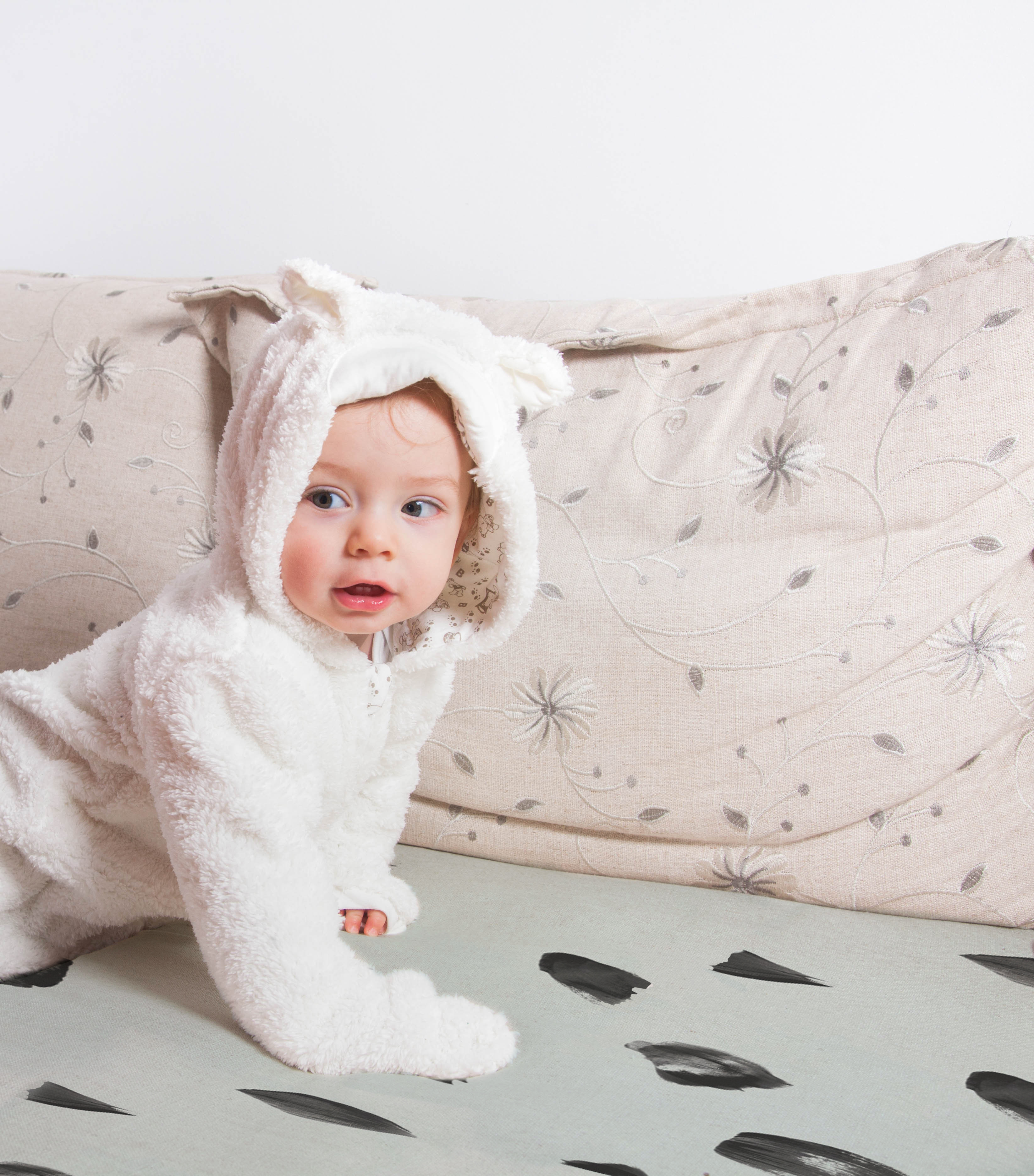 Baby auf einem Bett