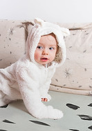 Bébé sur un lit