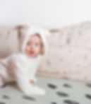 Baby på en säng