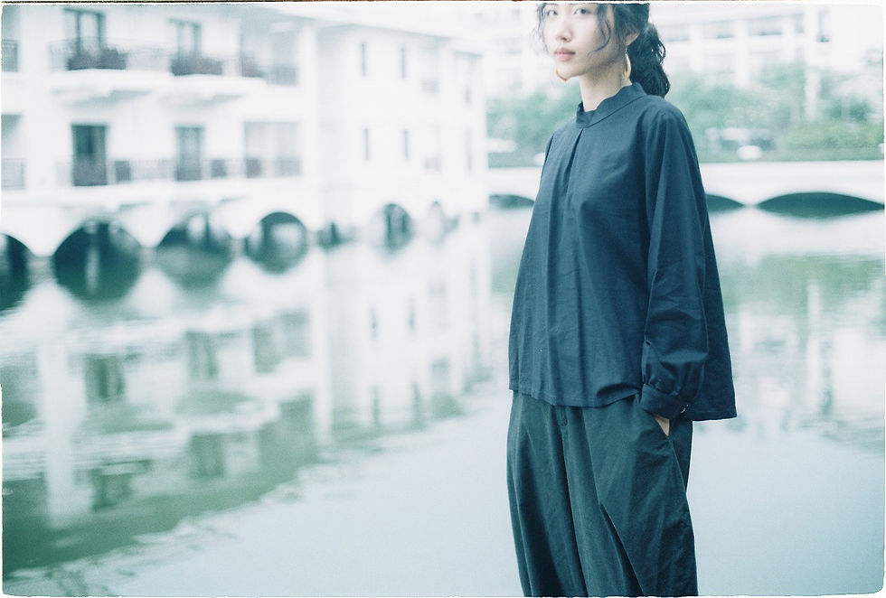 サムネイル： ハイネックスリット綿麻ブラウス | モン族ろうけつ染 | A2