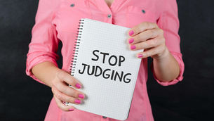 Stigma: de ce oamenii cred că doar „victimele" pot vorbi despre abuz