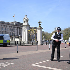 agentes antiterrorismo da polícia de Londres em ação durante operação de espionagem