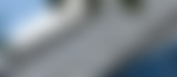 sede do inss em brasília com letreiro institucional e bandeira do brasil.