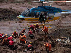 equipes de resgate trabalham na lama após rompimento da barragem da vale em brumadinho.