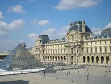 Fachada do Louvre em Paris após fechamento por roubo de joias da coleção Napoleônica