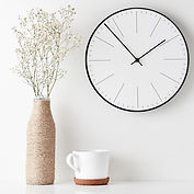 Wanduhr und Vase als Symbol für 60-minütige Einzelsitzung