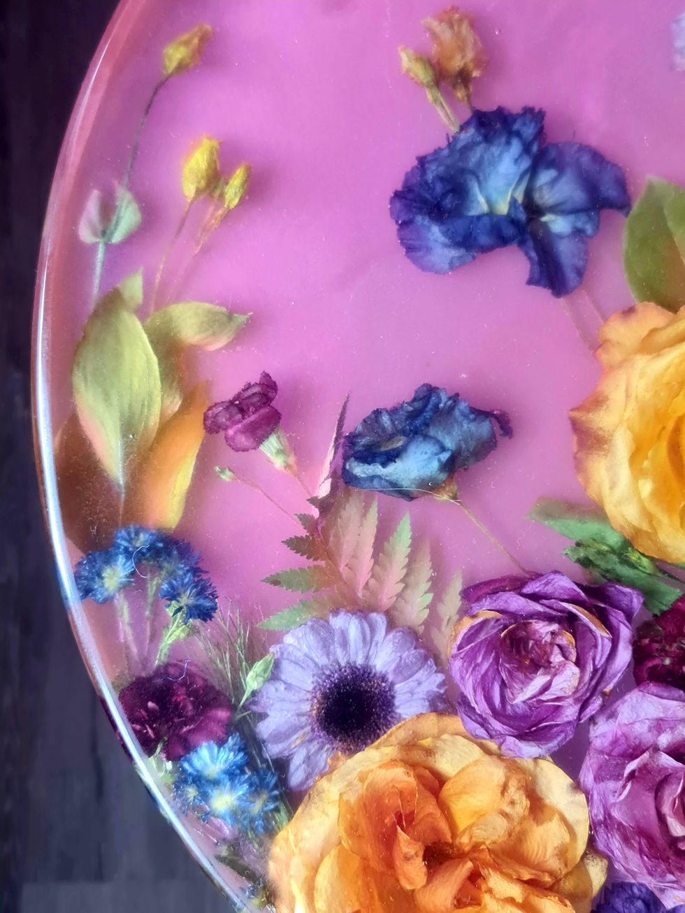 Resin round tabletop pink. Detail