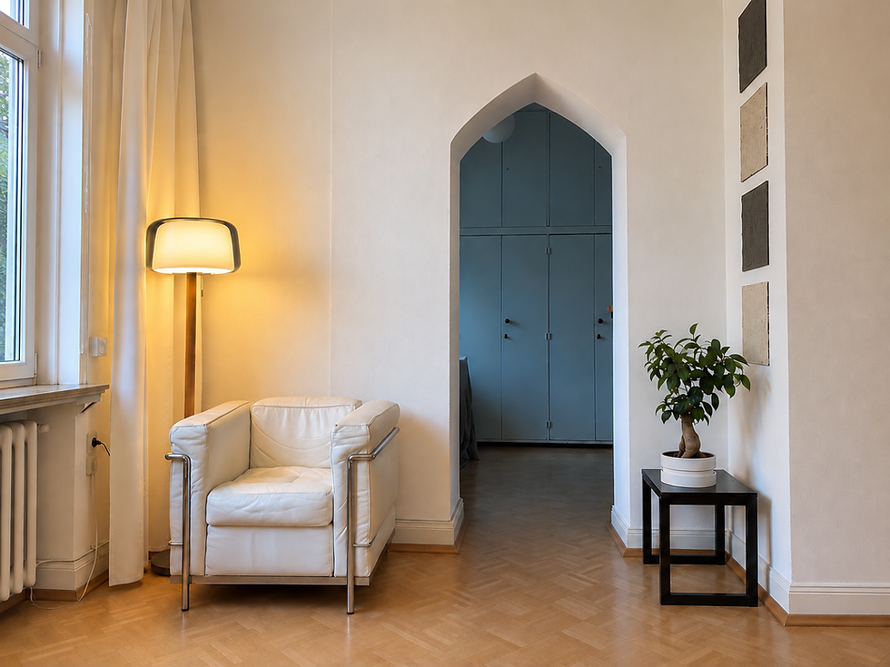 Sitzecke mit Sessel im Behandlungsraum
