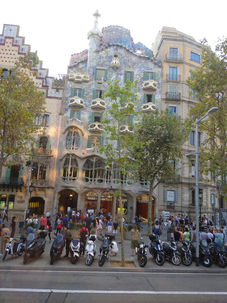 1. Barcelona - widok na budynek zaprojektowany przez A.Gaudiego.jpg