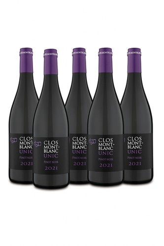 Botella de vino tinto Únic Pinot Noir 2021 de la bodega Clos Mont-Blanc. Un tinto de perfil mediterráneo, ligero y redondo, excelente para disfrutar fresco en noches de verano junto a un carpaccio ibérico.