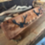 Porte manteau mural artisanal en bois massif des Landes avec cerf gravé