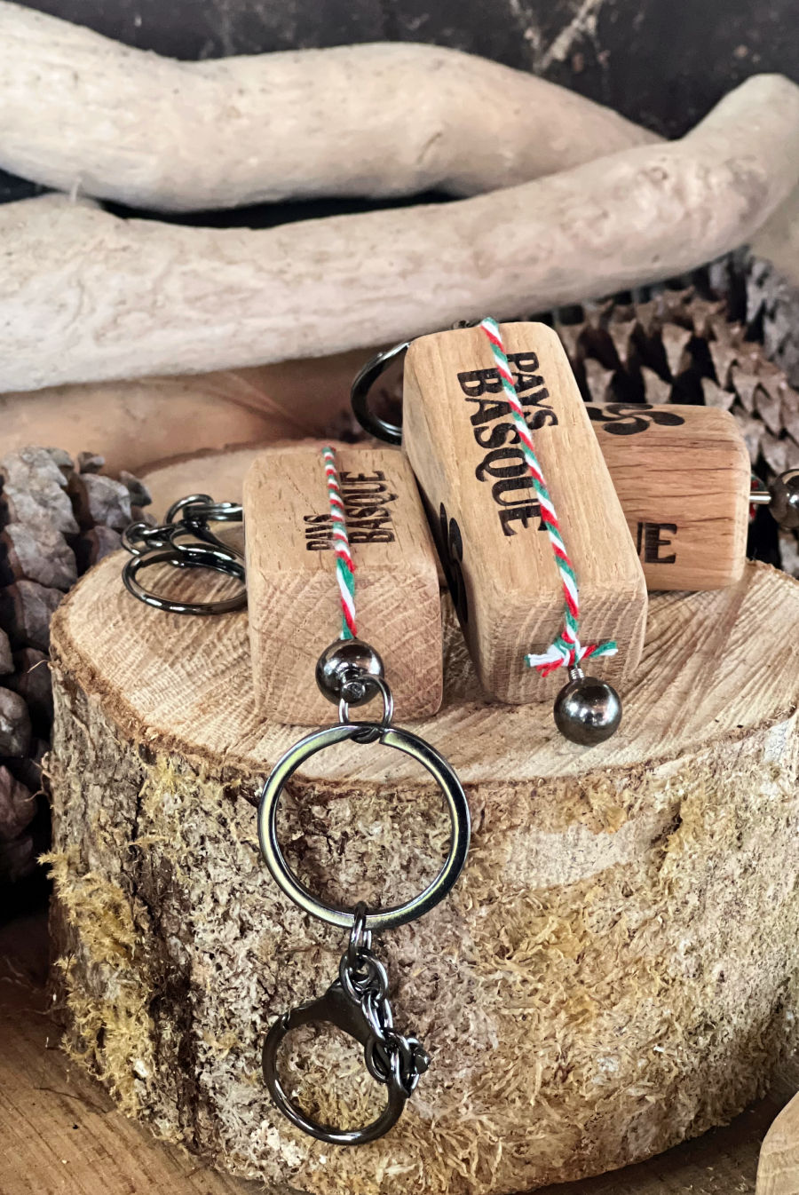 Miniature : Porte-clé en chêne massif gravé Pays Basque et Croix Basque Lauburu