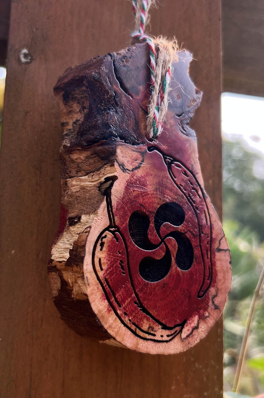 Miniature : Palet en noisetier à suspendre croix basque et piments d’Espelette