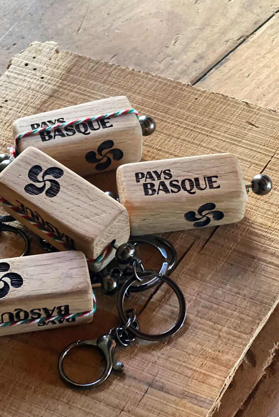 Porte-clé en chêne massif gravé Pays Basque et Croix Basque Lauburu