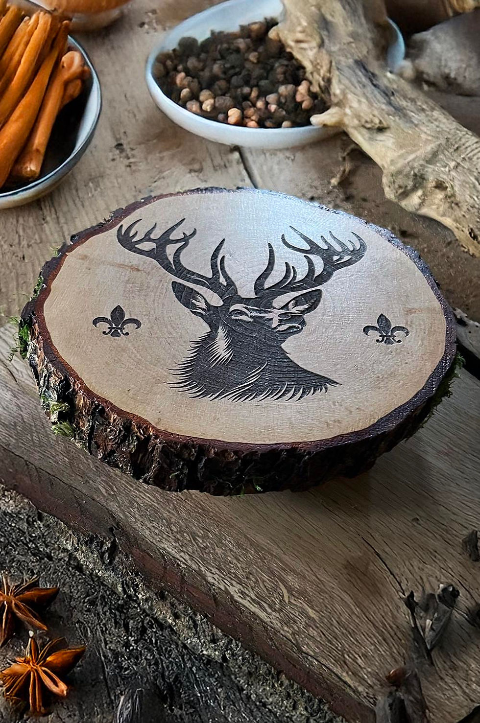 Miniature : Dessous de plat artisanal en bois des Landes massif avec décor de cerf