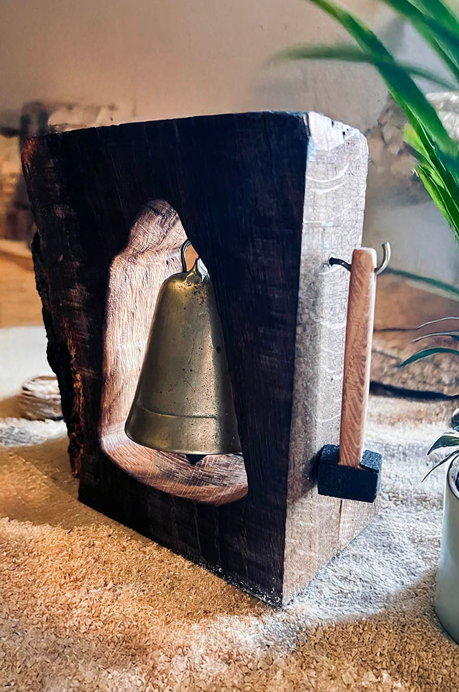 Miniature : Clochette en Cuivre et support artisanal en Chêne Massif avec son petit marteau