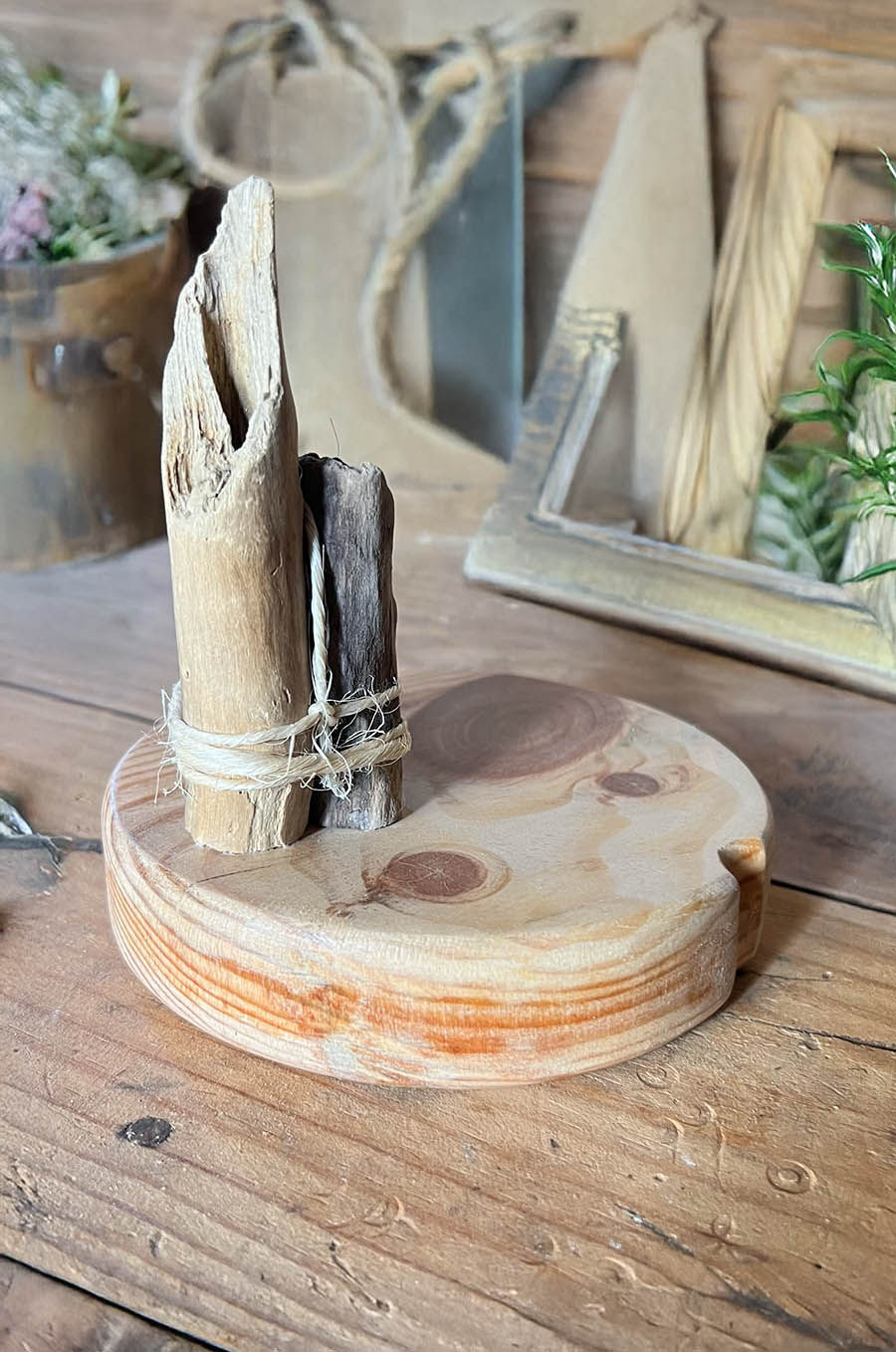 Miniature : Support artisanal en pin massif en forme de palet avec bois flotté