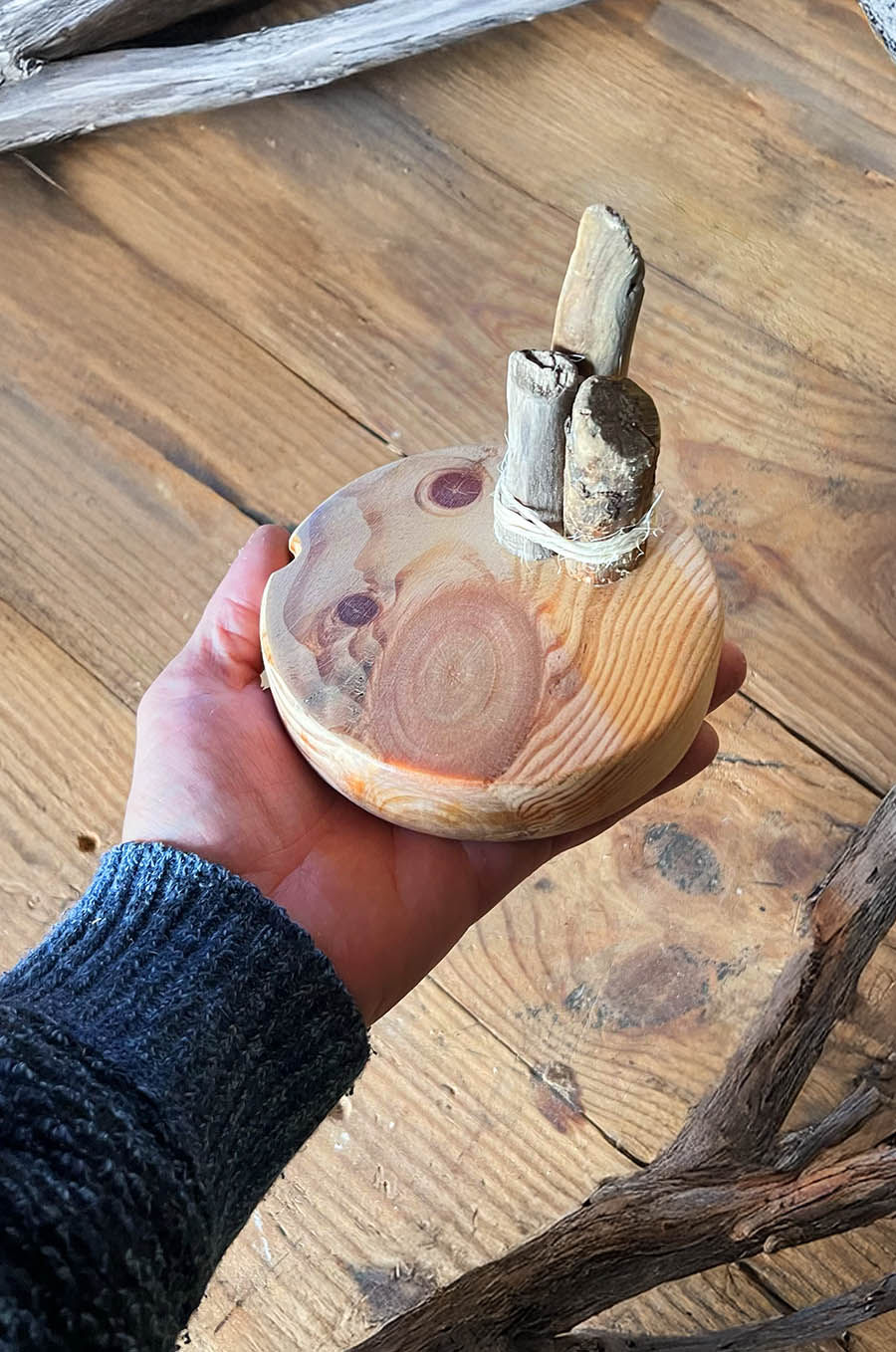 Miniature : Support artisanal en pin massif en forme de palet avec bois flotté