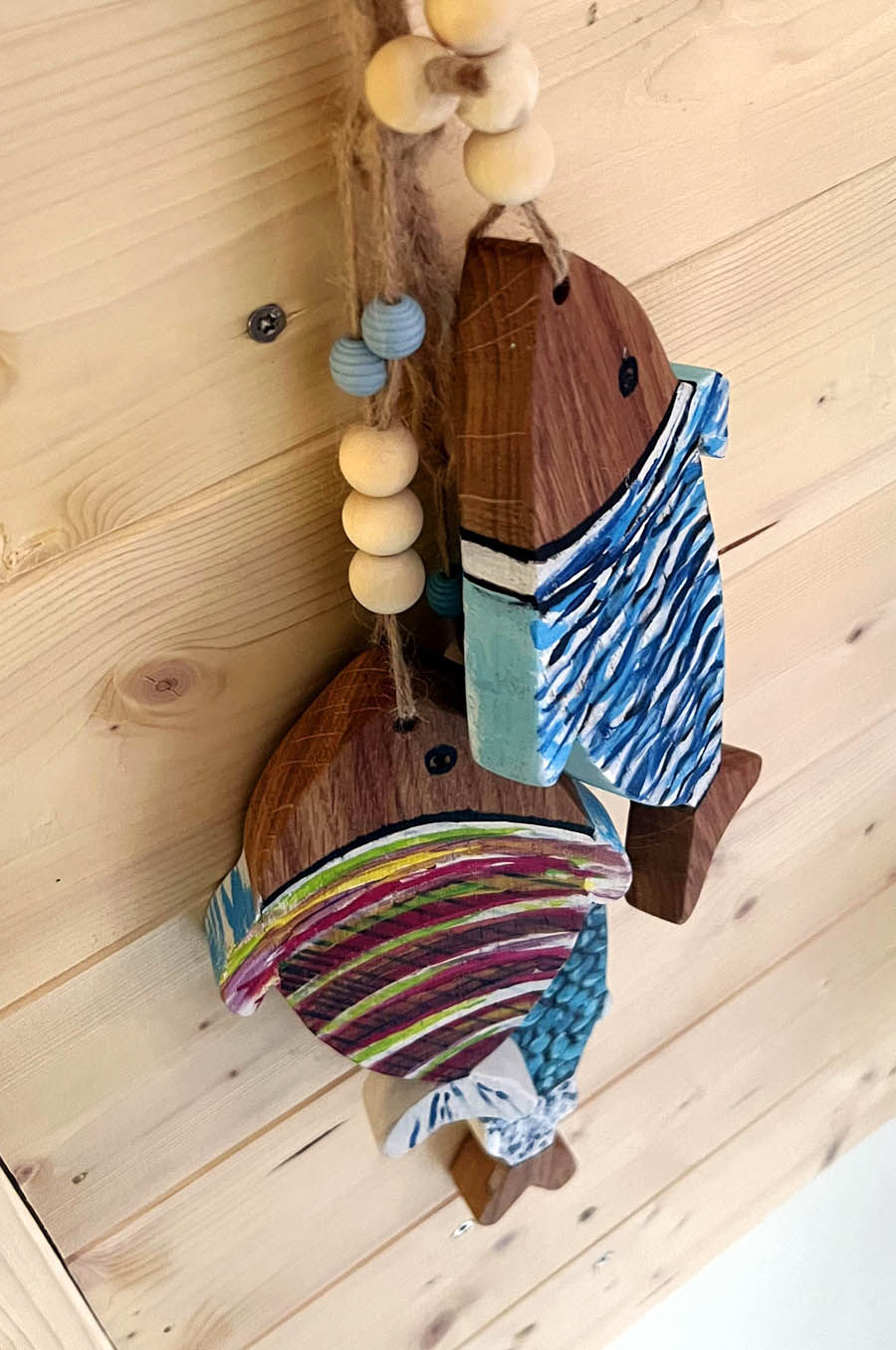 Miniature : Poissons décoratifs en bois de chêne et perles suspendus entièrement faits à la main