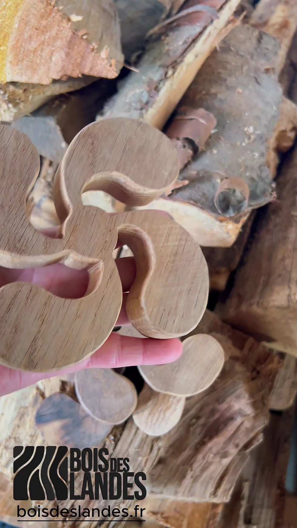 Miniature : Croix Basque Lauburu cirée en chêne massif à accrocher pièce artisanale unique