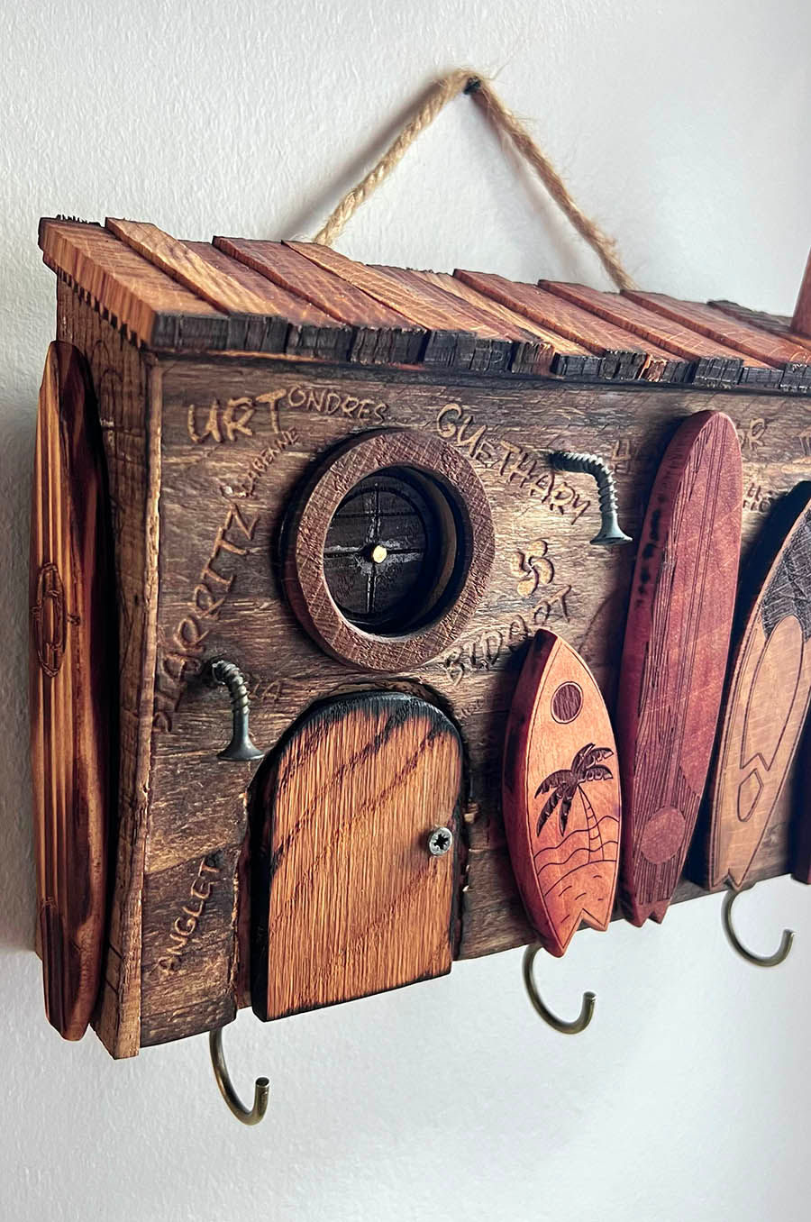 Miniature : Surf Shop artisanal porte clé en bois de pin et chêne massif fait à la main