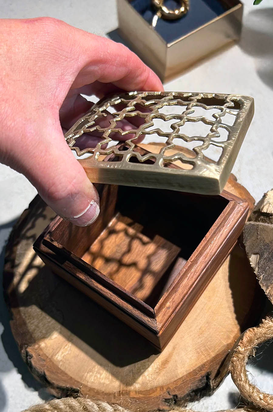 Miniature : Petite boîte en bois originale traitée avec son couvercle en laiton