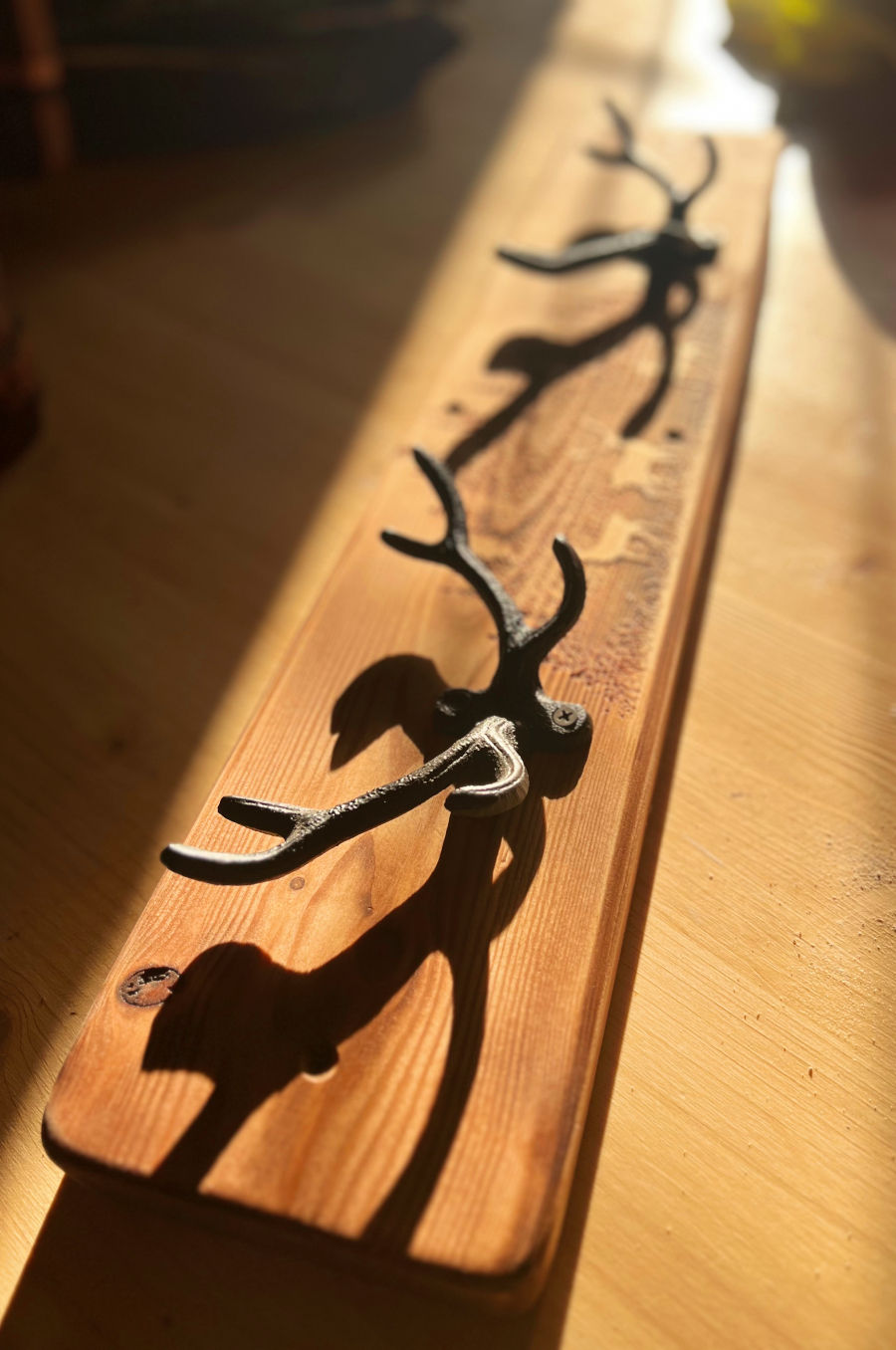 Miniature : Porte manteau mural artisanal en bois massif des Landes avec cerf gravé
