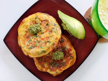 Tortilla española con calabacitas y pesto