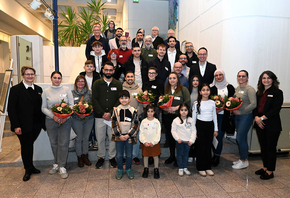 Zur Einbürgerungsfeier kamen 30 Neubürger, die nun die deutsche Staatsangehörigkeit besitzen und in Rheda-Wiedenbrück leben. Im Rahmen einer Feierstunde wurden sie im Rathaus herzlich willkommen geheißen.