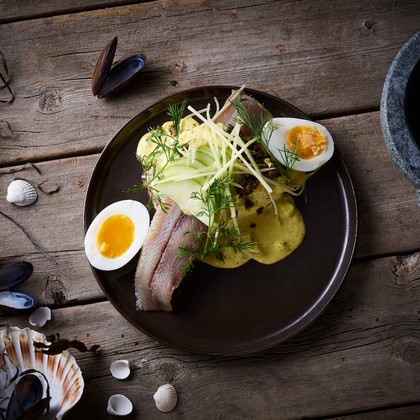 Vores berømte gule karry sild med æble ingefær & smilende æg
Our famous yellow curry herring with apple ginger & soft boiled egg