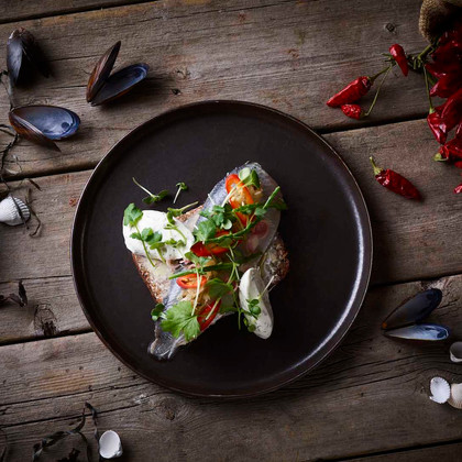 Kiin Kiin hjemme marinerede sild med citrongræs sprød kokos & syrnet fløde
Kiin Kiin homemade marinated herring with lemongrass crispy coconut & sour cream