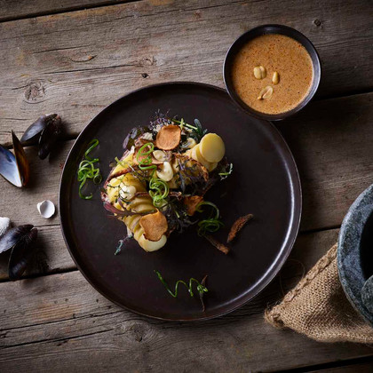 Asparges kartofler med massaman karry sprøde løg & jordskokkechips
Ratte potatoes with massaman curry crispy onion & sunchoke crisp