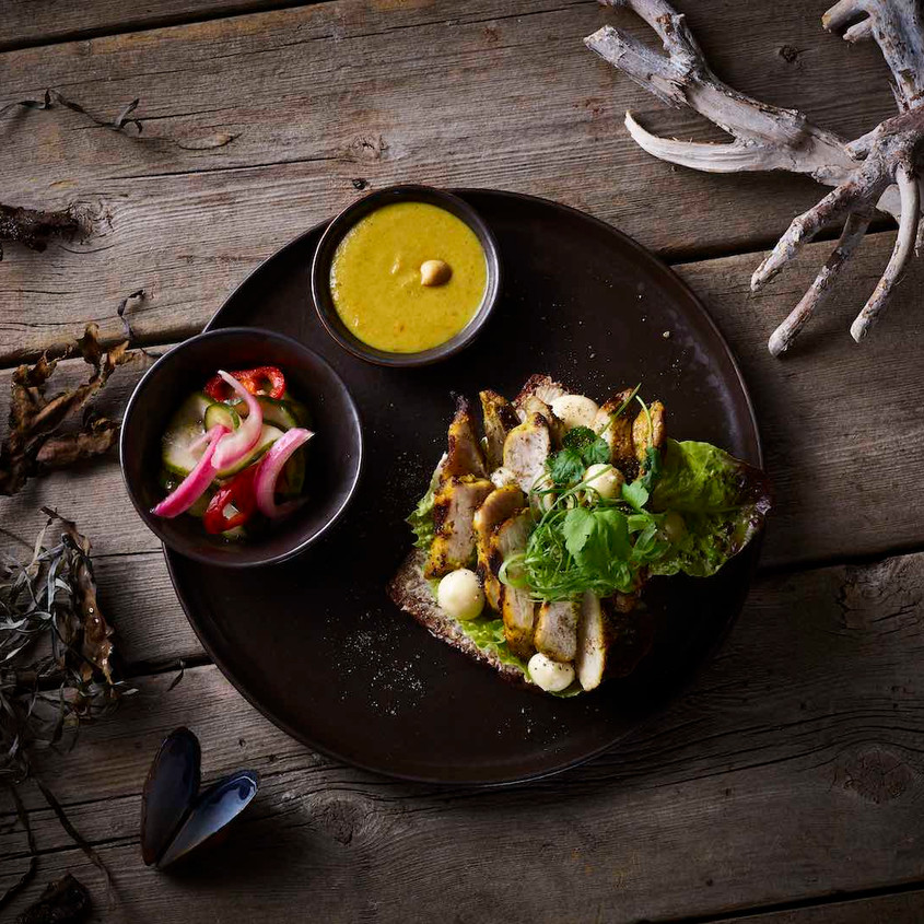 Kylling satay med krydret jordnødde sauce – agurk salat
Chicken satay with peanut sauce – cucumber salad