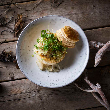 Tarteletter med tom ka braisseret hopballe kylling – østershatte
Braised hopballe chicken stew served in puff pastry – oyster mushroom