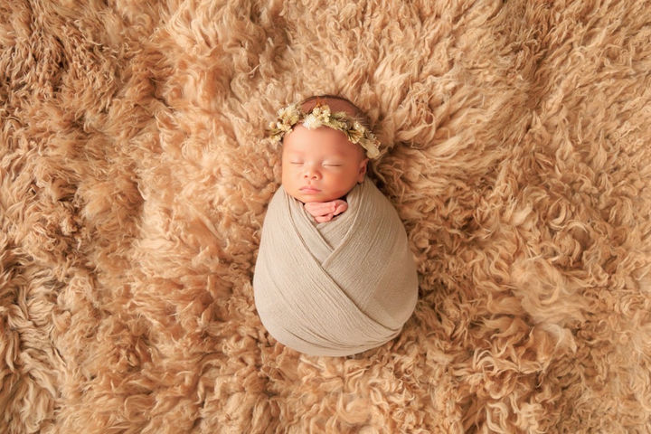 ニューボーンフォト(新生児写真)をはじめ、赤ちゃんのはじめて写真や生まれたての記念写真など、大切な“いま”を優しく残す撮影を行っています。おくるみフォトやスタジオ風ベビーフォトにも対応しており、ご自宅で安心して生後まもない赤ちゃんの出張撮影が可能です。