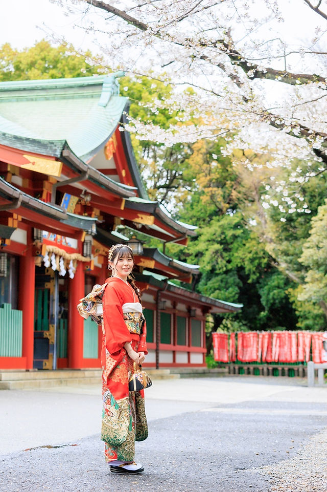 雨上がりの山王日枝神社で赤い振袖を着た新成人の前撮り写真