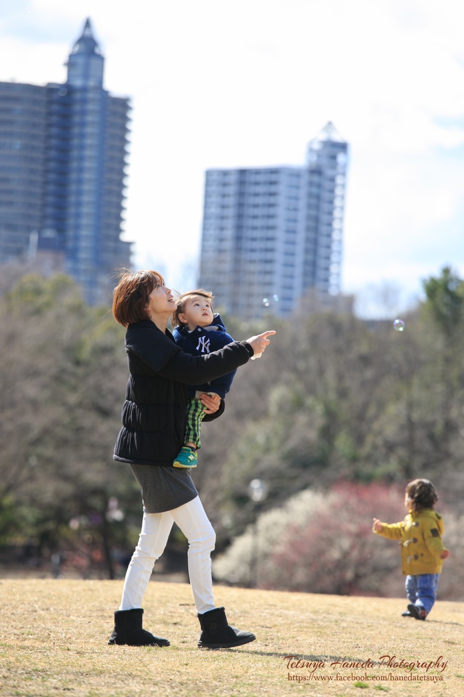 パティシエ、トラック運転手を経てダンサー、振付師になりプロカメラマン、デザイナーとして活動中。ウェディングや前撮り、家族写真、七五三、マタニティフォトなど記念日の撮影から、ダンスの発表会や舞台撮影、プロフィール写真、アー写、作品撮りまで人物撮影が得意。東京、横浜を中心に関東一円から全国どこへでも出張撮影をしています。 Photographer TETSUYA HANEDA カメラマン羽田哲也 宮崎県出身 神奈川県横浜市在住 出張撮影、出張カメラマン、お宮参り